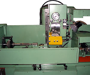 Фото шліцешліфувального верстата 3В451 з ЧПУ. Фото шліцешліфувального верстата 3В451 з ЧПУ.